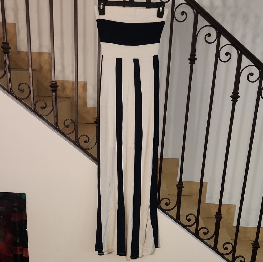 Gievercute Navy and White Strapless Dress